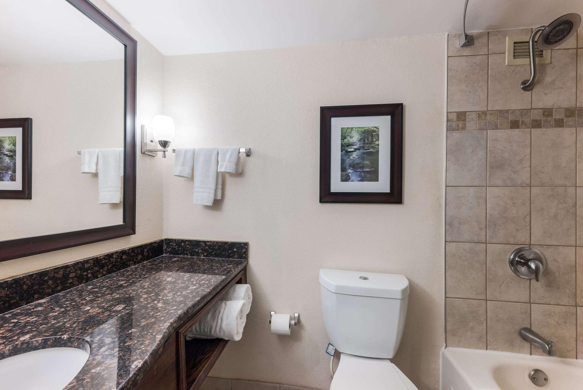 Clarion Hotel&Suites Mount Laurel Exterior foto