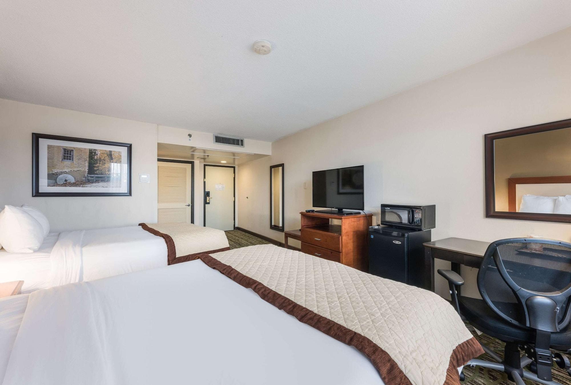Clarion Hotel&Suites Mount Laurel Exterior foto
