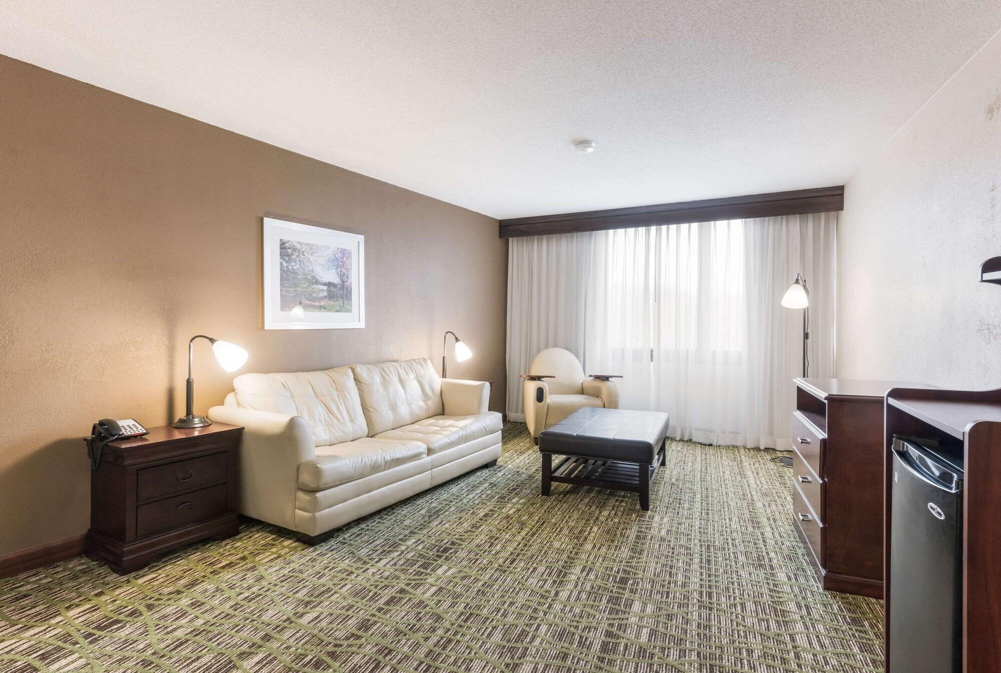 Clarion Hotel&Suites Mount Laurel Exterior foto