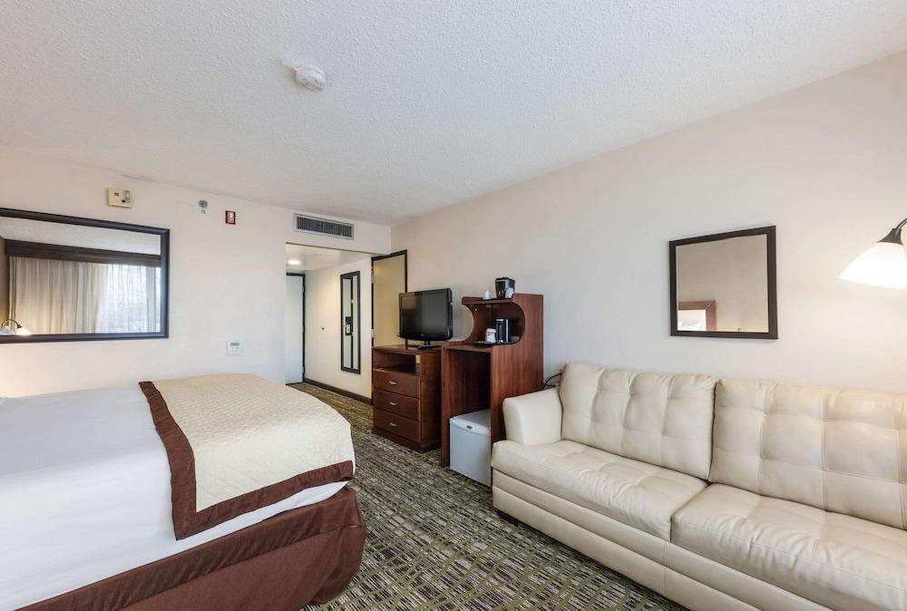 Clarion Hotel&Suites Mount Laurel Exterior foto
